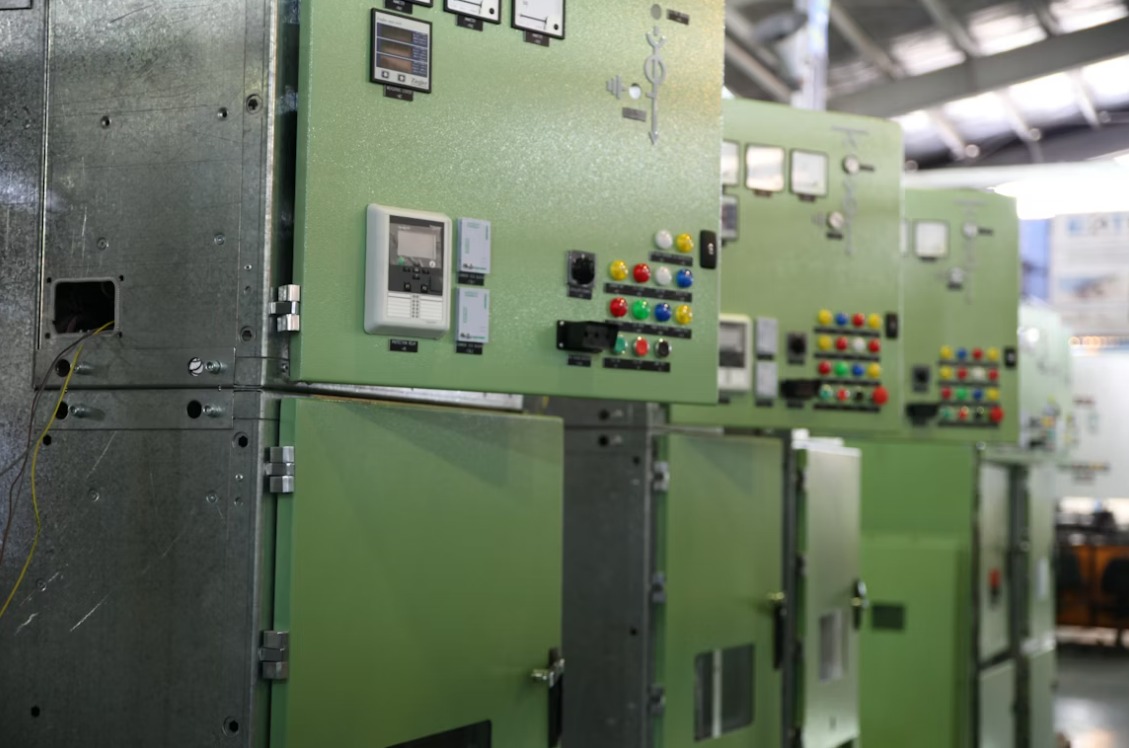How to Choose the Right Low and Medium-Voltage Switchgear.jpg